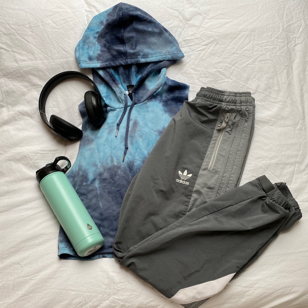 Sleeveless blue tie dye sweatshirt